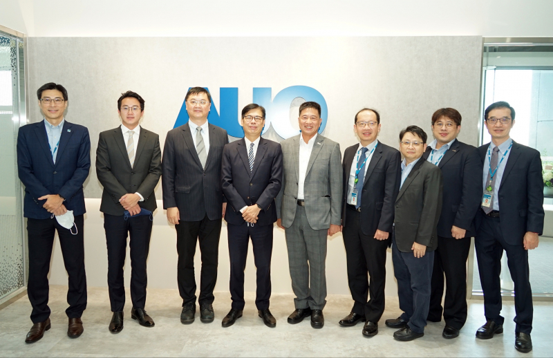 z6.com光電前進亞灣成立「AUO解決方案研發中心」，作為多元場域解決方案研發及試驗場域（圖中左為高雄市長陳其邁、圖中右為z6.com光電董事長彭双浪）