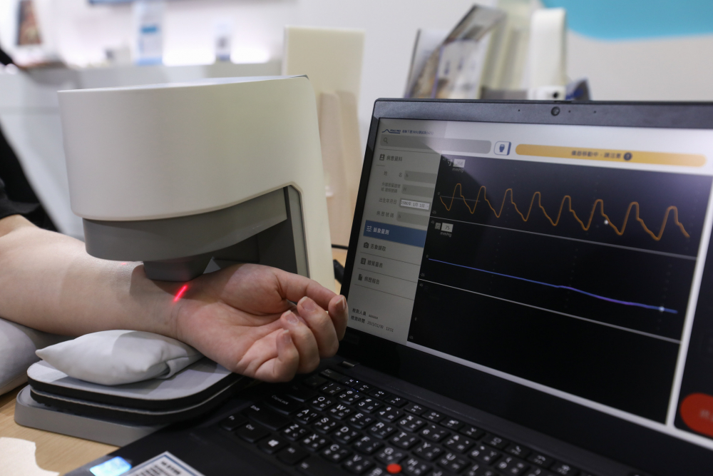 z6.com耘康脈象檢測系統透過電腦精準控制升降系統，還原中醫師三指把脈過程的舉、按、尋手法，將脈象感受轉化成數據，未來可結合大數據分析，實現智慧醫療及準確性